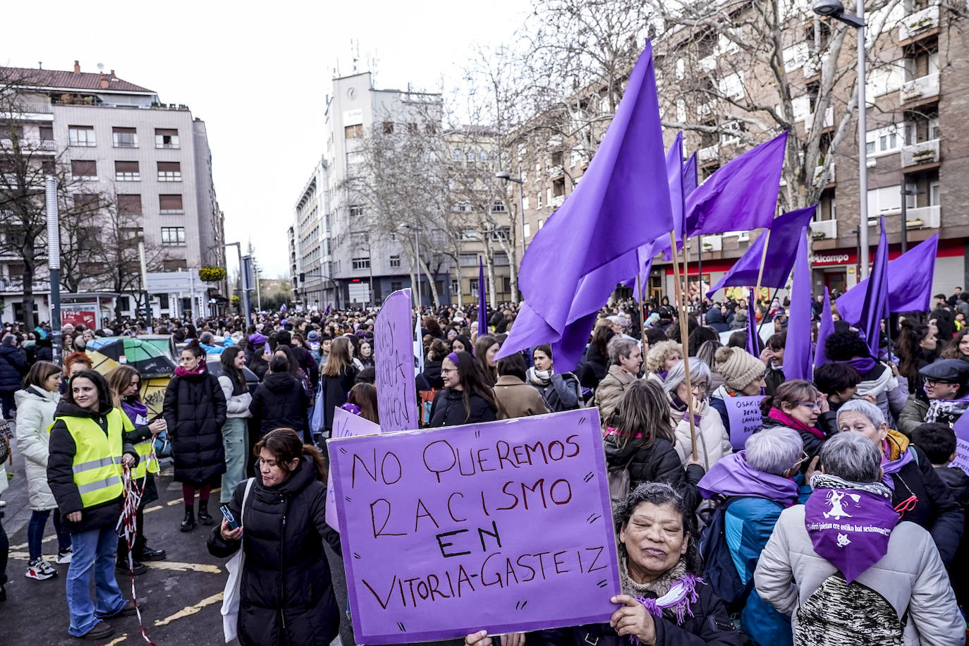 Miles de mujeres toman las calles de Vitoria para reivindicar la igualdad