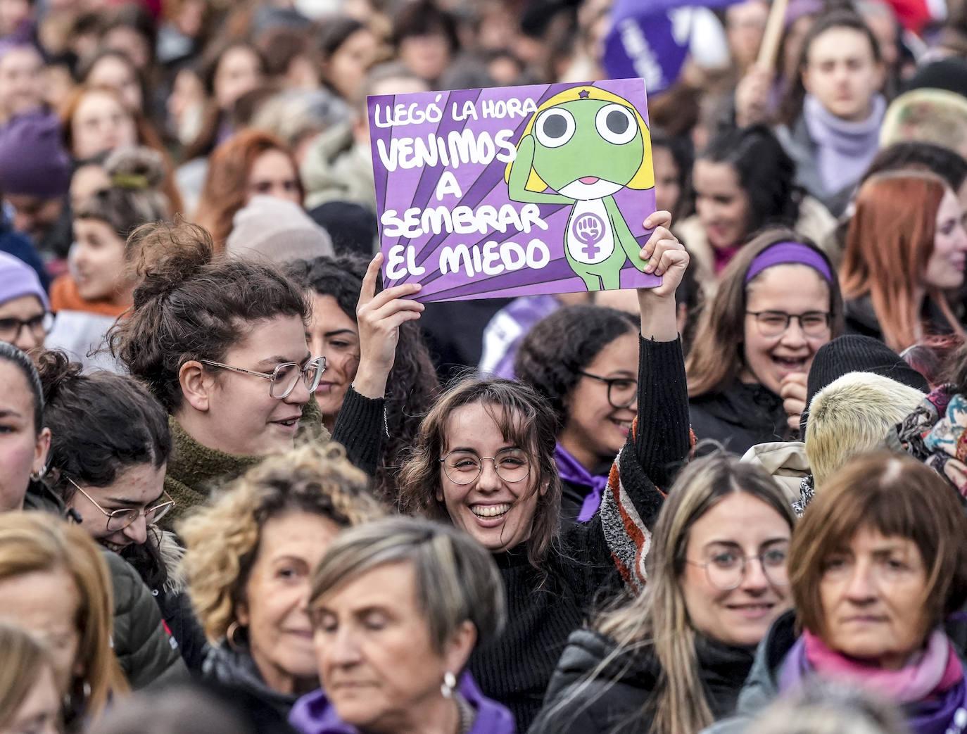 Miles de mujeres toman las calles de Vitoria para reivindicar la igualdad