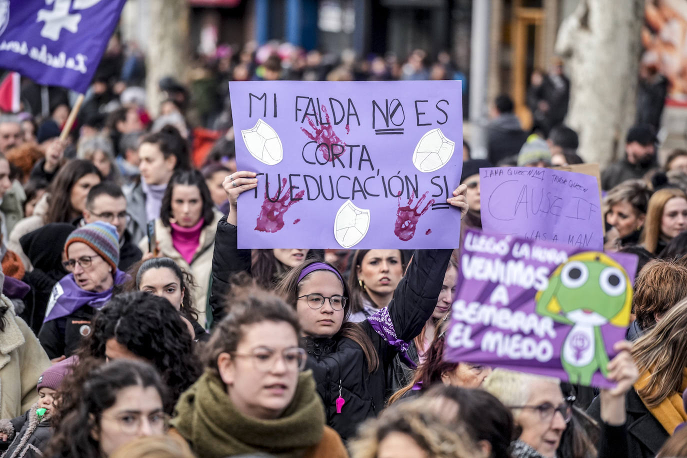 Miles de mujeres toman las calles de Vitoria para reivindicar la igualdad