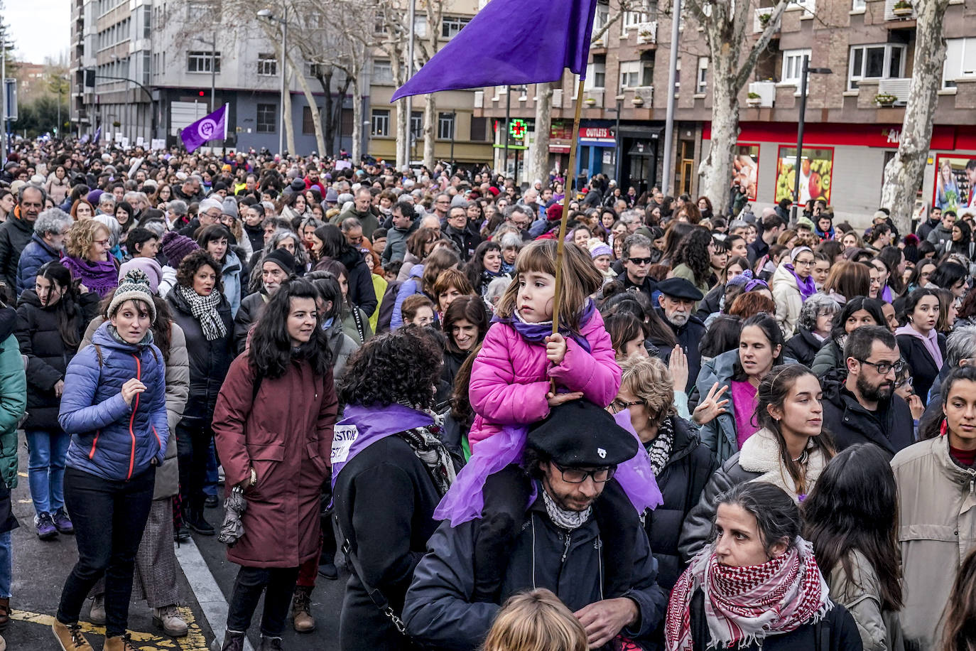 Miles de mujeres toman las calles de Vitoria para reivindicar la igualdad
