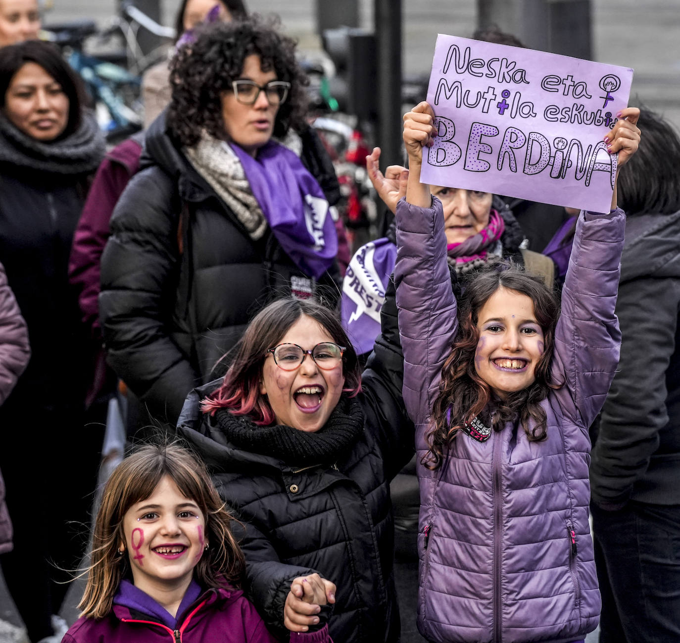 Miles de mujeres toman las calles de Vitoria para reivindicar la igualdad