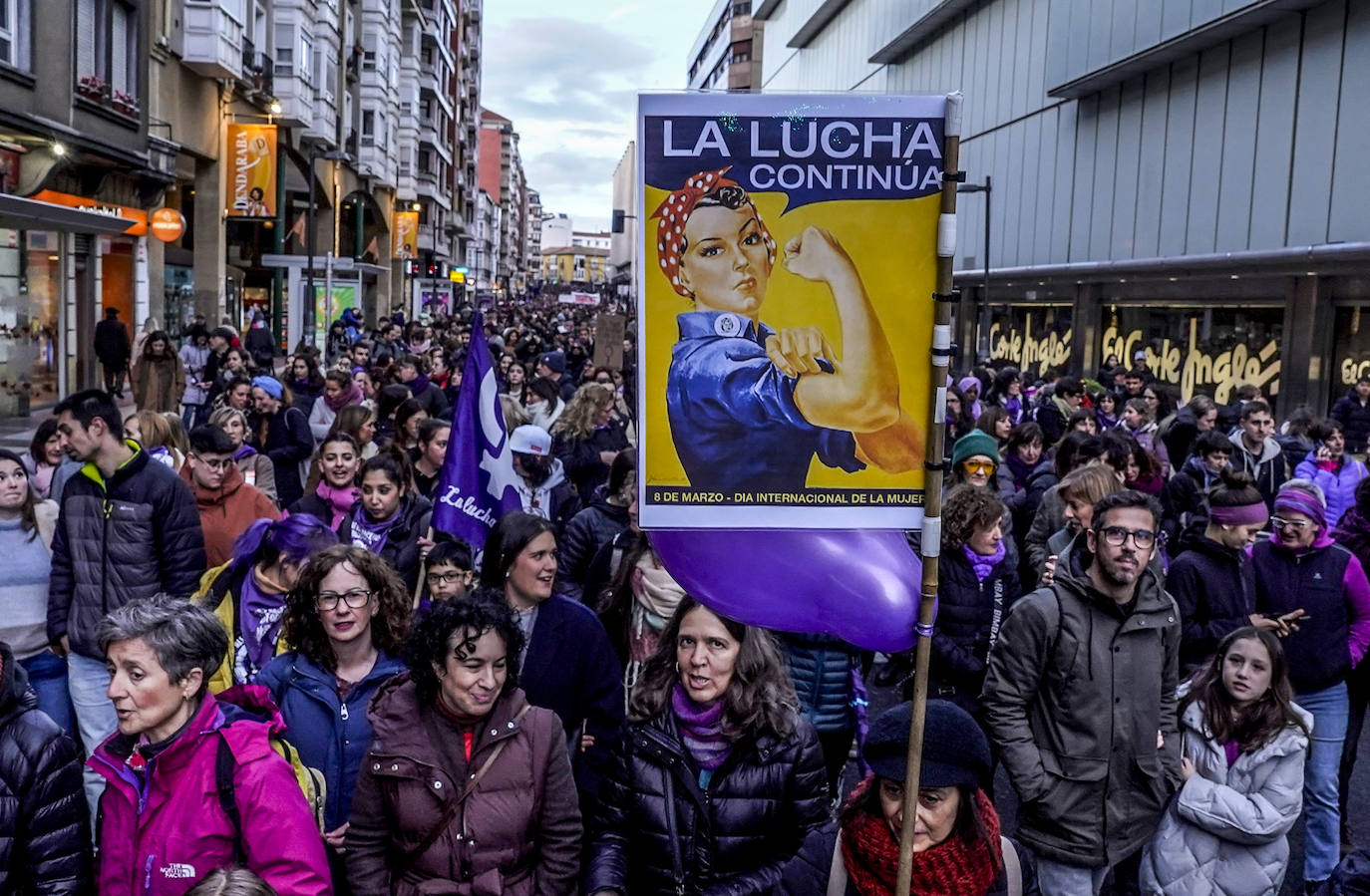 Miles de mujeres toman las calles de Vitoria para reivindicar la igualdad