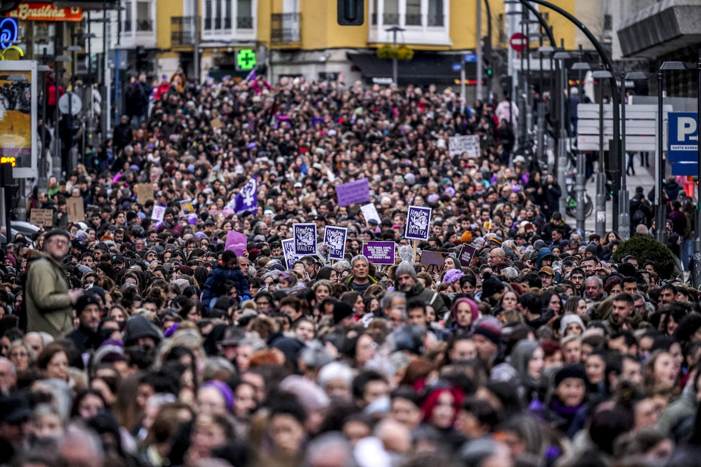 Miles de mujeres toman las calles de Vitoria para reivindicar la igualdad