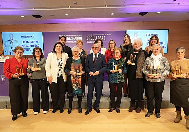 Las homenajeadas posan con el galardón junto al diputado general, Ramiro González, la diputada de Igualdad, Jone Berriozabal y otros representantes forales.