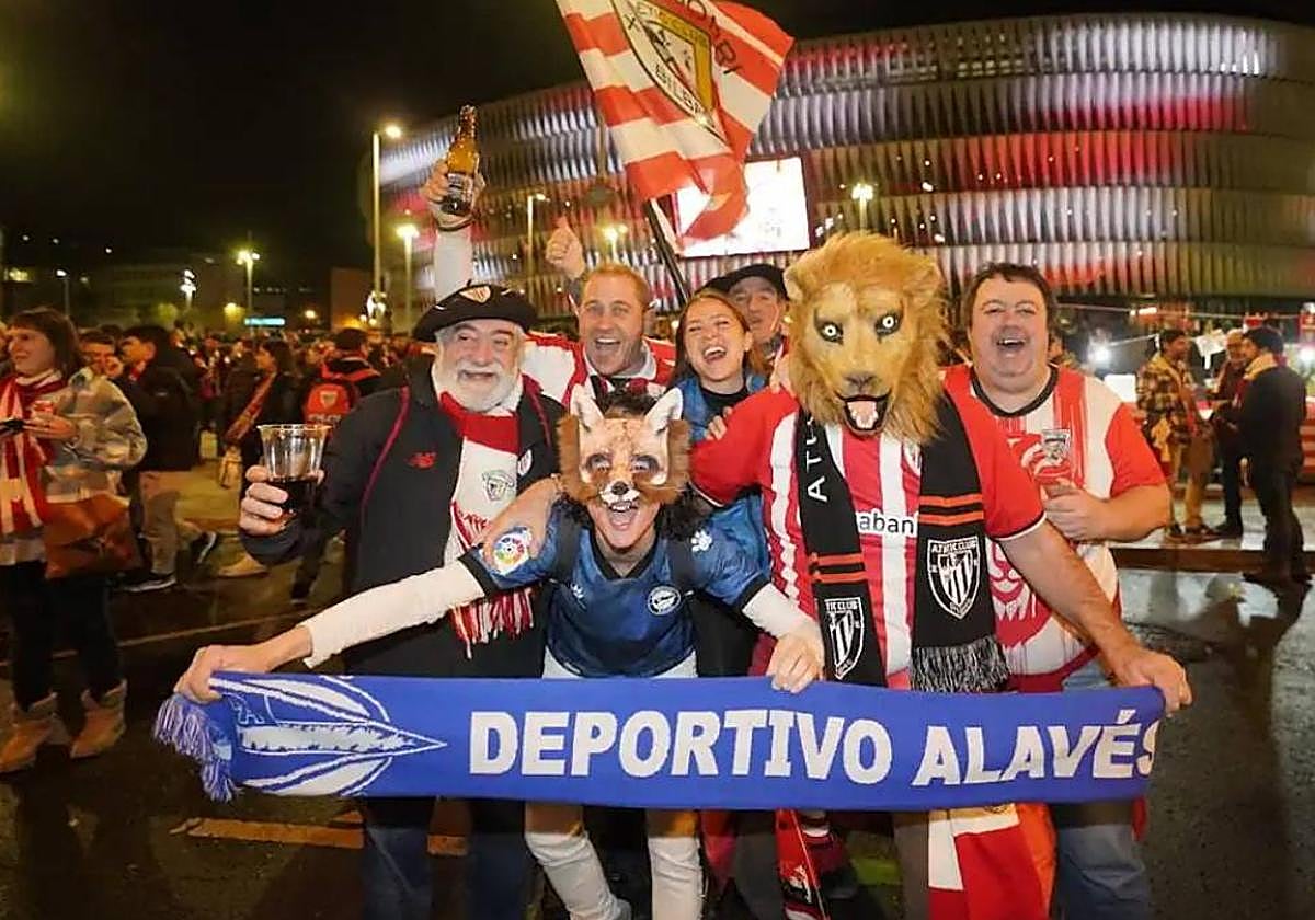 Aficionados del Alavés y el Athletic disfrutan del derbi liguero.