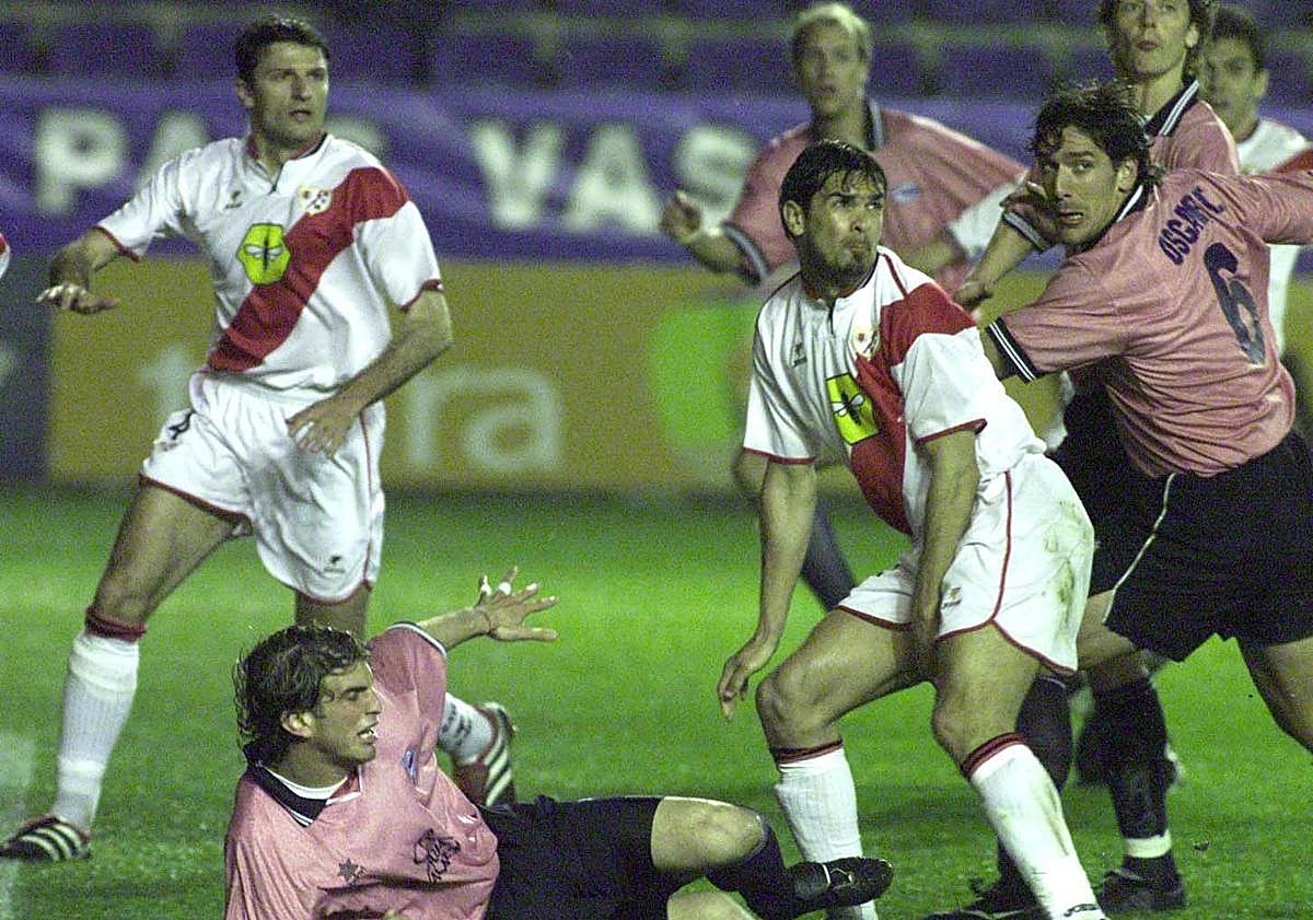 Imagen principal - El día que el Alavés y el Rayo desafiaron a la jerarquía europea