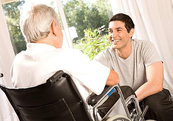 Los hombres piden más permisos para atender a los mayores