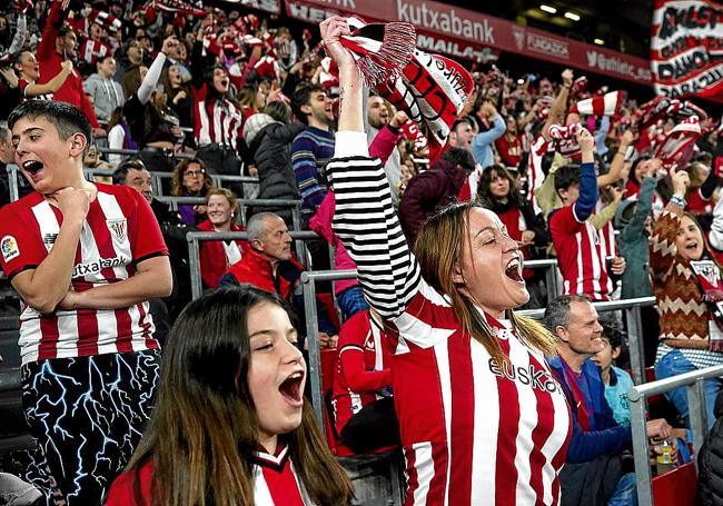 Pasión. El momento en el que se coreó el himno del Athletic las bufandas regalaron una preciosa imagen en la grada de La Catedral.