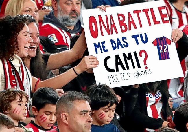 Pancartas. Infinidad de hinchas solicitaron, con escaso éxito, las camisetas de sus referentes: Batlle, Aitana, Nahikari...