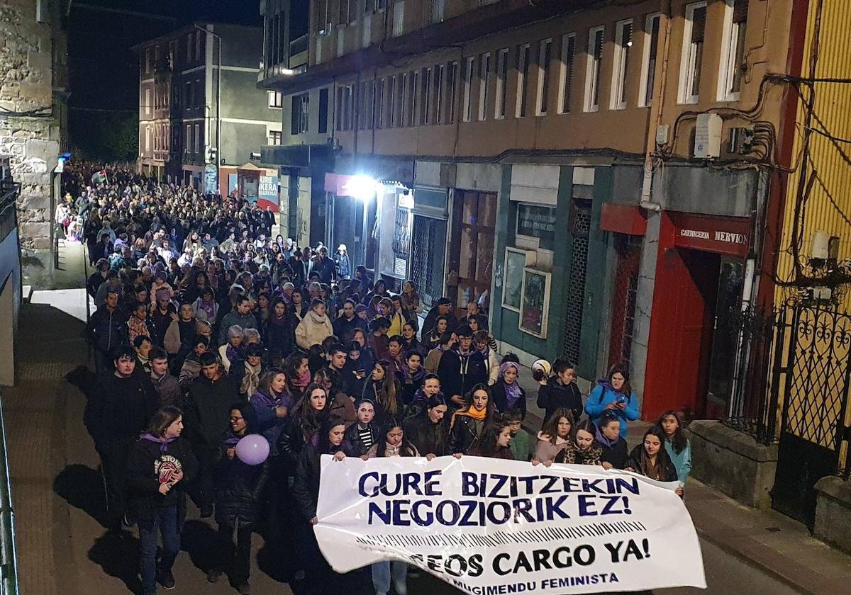 La concentración de Okondo se ha celebrado delante de la escuela.