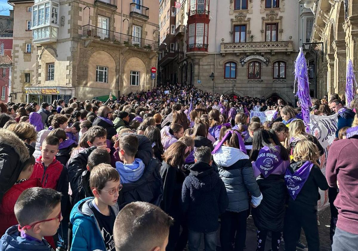 Imagen principal - La comarca se tiñe de morado por la igualdad