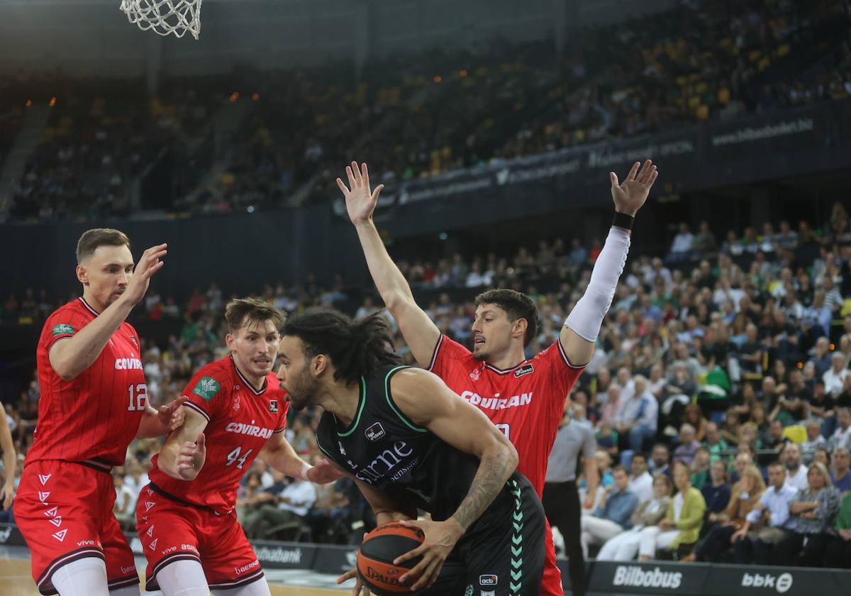 Killeya-Jones trata de levantarse ante la oposición de tres jugadores del Granada en el partido de la primera vuelta jugado en Miribilla.