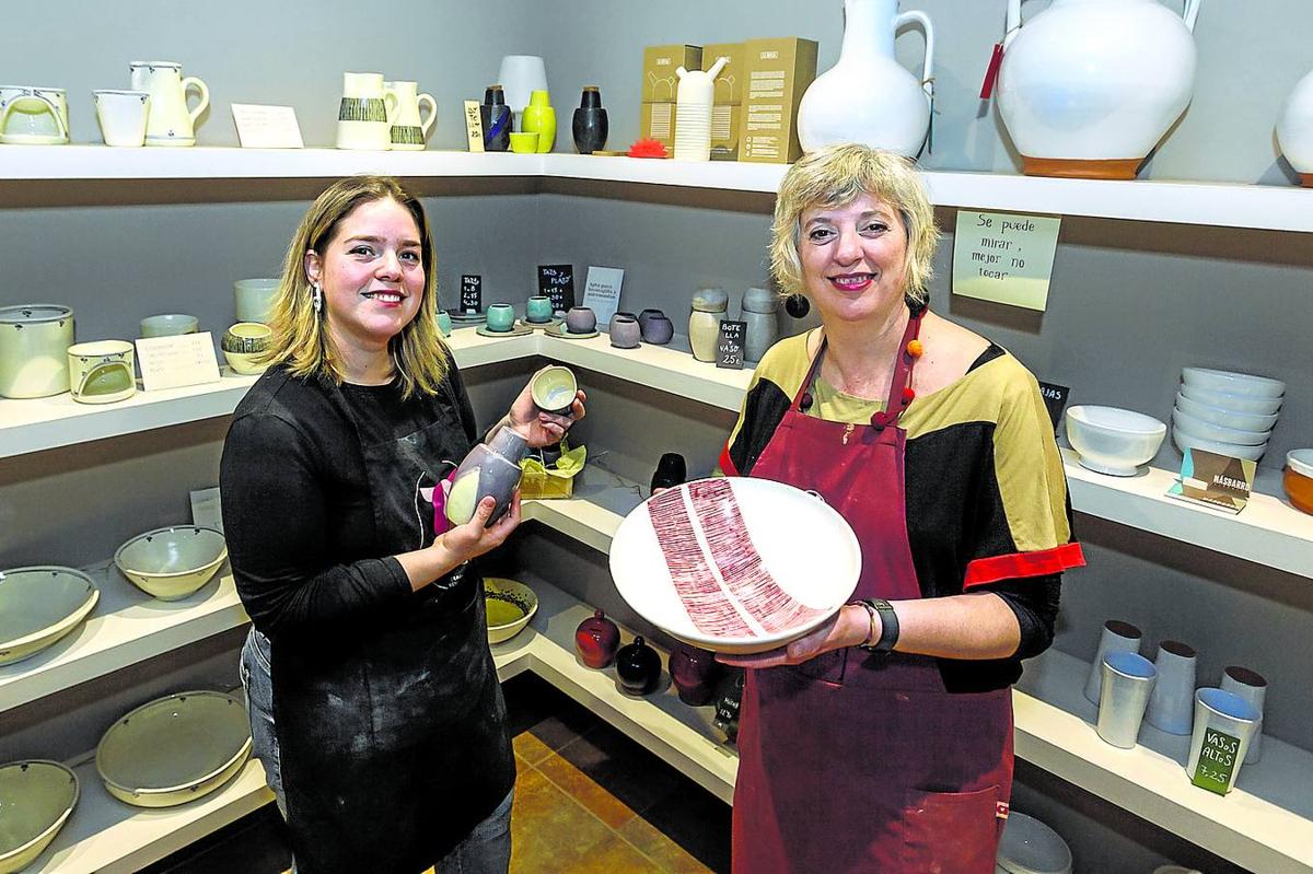 En equipo. Laura Garay y Anuska Arbildi muestran algunas de las piezas que venden en Más Barro.