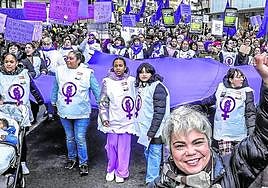El puño en alto como símbolo de la lucha feminista monopolizó la manifestación que recorrió las calles de Vitoria.