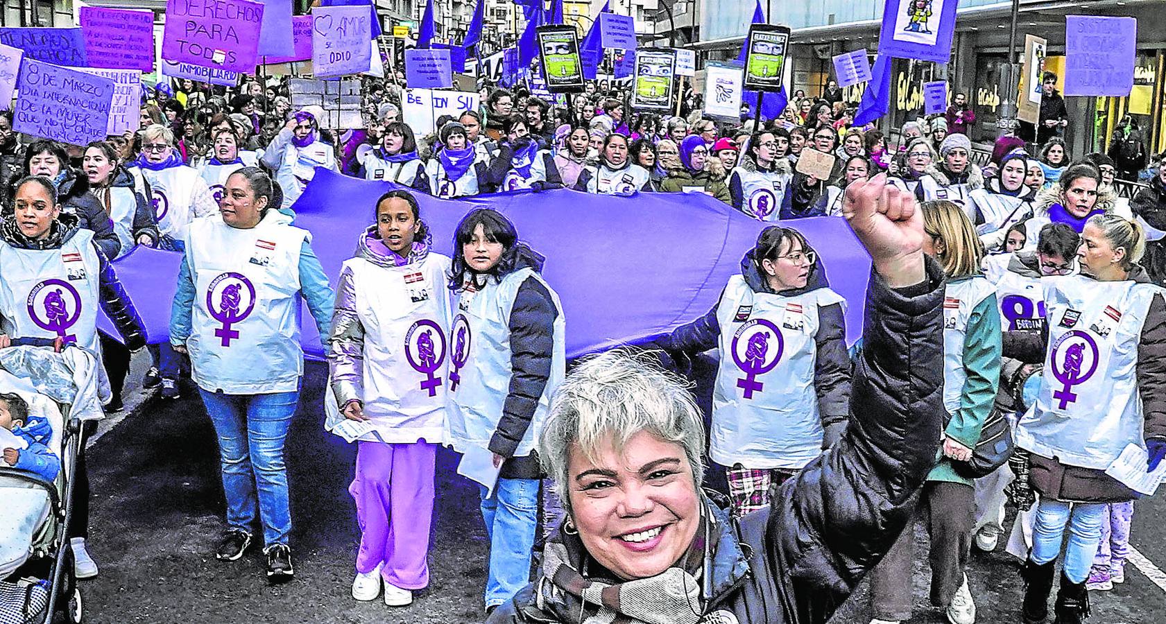 El puño en alto como símbolo de la lucha feminista monopolizó la manifestación que recorrió las calles de Vitoria.