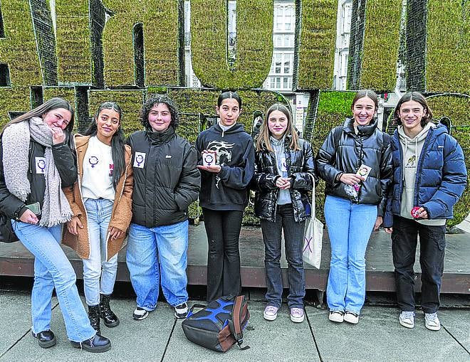 «Hace falta sensibilizar más a los chicos sobre el feminismo». June Brazo, Nisrine Aarif, Ane Garitano, Noah Fuenturbel, Uxue Terrero, Maya Crespo y Oier Pronto.