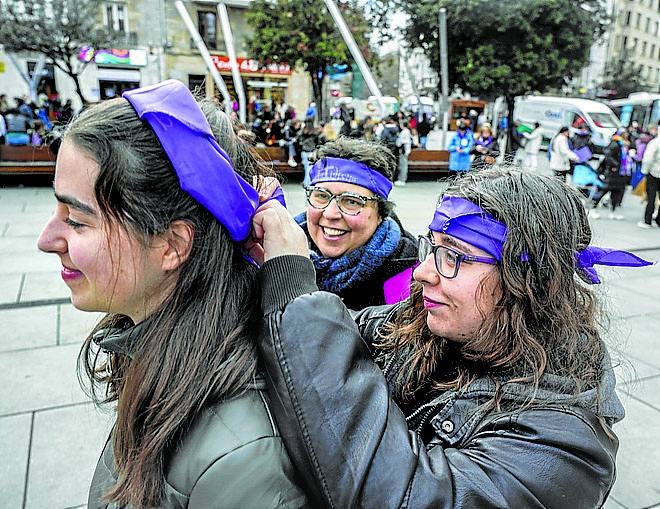 «Esperando al bus recibí comentarios despectivos». Ixone Agirre pone un pañuelo morado a Aroa Pascual, que a sus 19 años ya ha vivido más de una situación desagradable.
