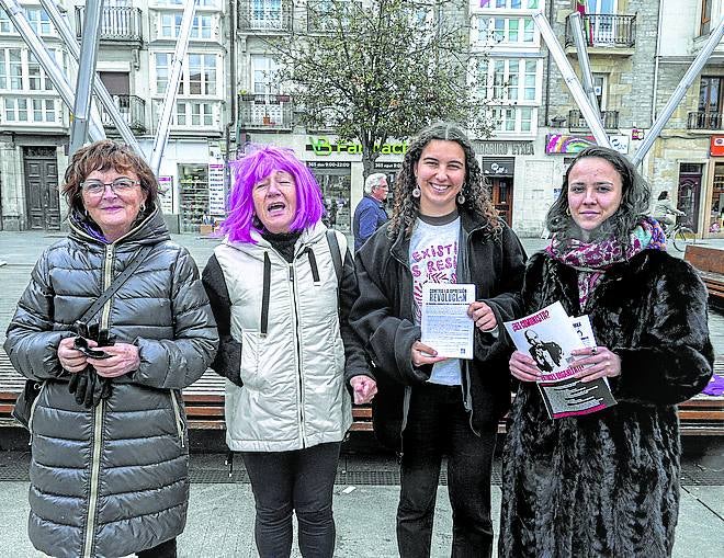«Es el día de la mujer trabajadora, que no se olvide». Isabel Garraza, Esther San Martín, Leire Pastoriza y Yaimara Kanz.