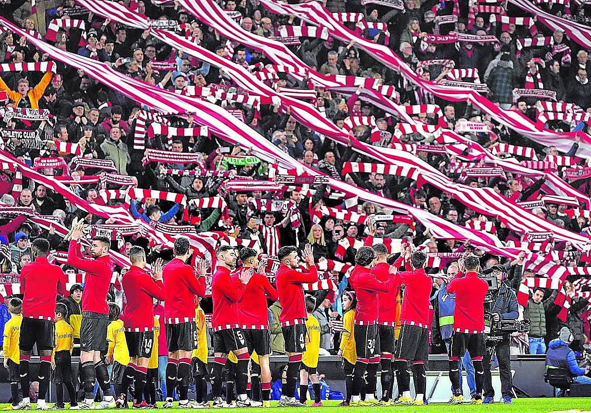 Los jugadores del Athletic aplauden a la grada antes de iniciar el partido de cuartos de final de Copa contra el Barça.
