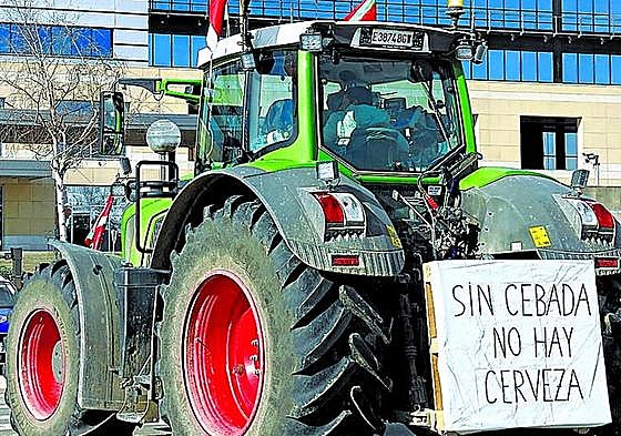 Tractor ante la sede del Gobierno vasco en Lakua (Vitoria).