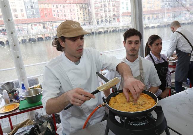 Borja Olano, del Kapadokia, concentrado en su tortilla.