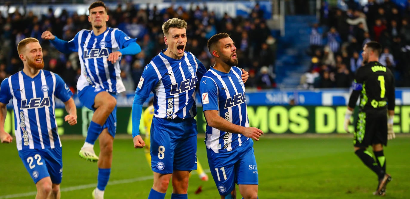 Carlos Vicente y Antonio Blanco festejan con Rioja el gol del extremo al Cádiz.