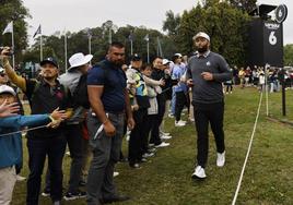 Rahm pasa junto al público que sigue la competición en Hong Kong.