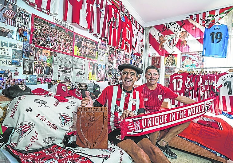 Emiliano Benítez 'Txano' y su hijo mayor Nelson, el sábado en el salón de su casa de Gáldar.