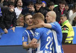 Carlos Vicente y Guridi felicitan a Gorosabel por su gol.