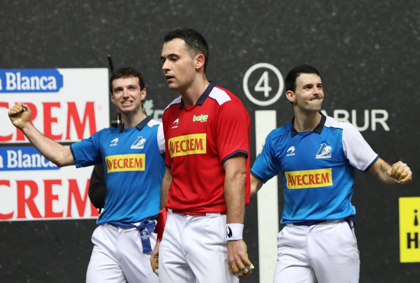 Martija y Altuna III celebran su victoria, mientras Jaka se retira abatido a los vestuarios.