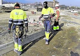 Trabajador extranjero, en las obras de construcción que se llevan a cabo en la isla de Zorrozaurre, en Bilbao.
