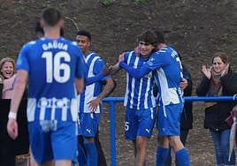 Julen Jon Guerrero es felicitado por sus compañeros tras lograr el 3-0.