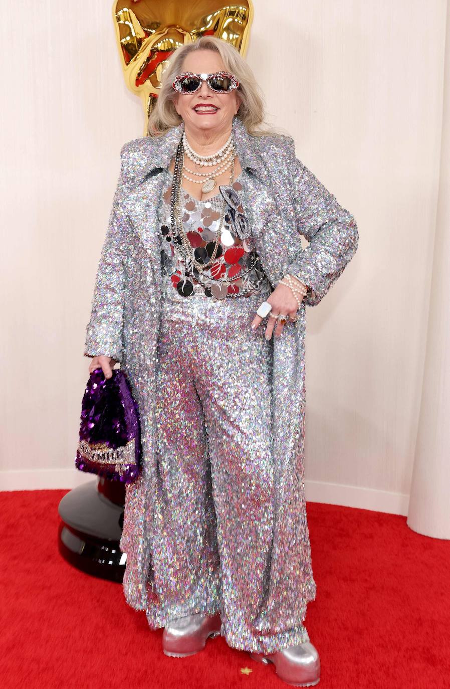 Recargado se mire por donde se mire el estilismo de la compositora Laura Karpman, responsable de la banda sonora de 'American Fiction', de plateado de los pies a la cabeza. Eso sí, dan ganas de ser su amiga, porque tiene que ser la caña. 