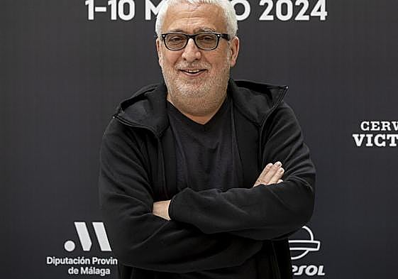 El actor envía ánimos a los jugadores del Basakauri.