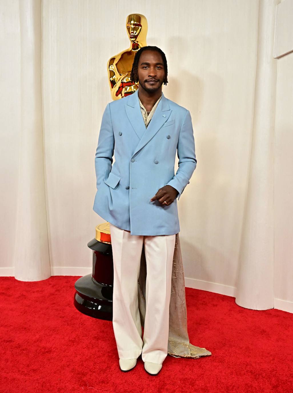 El presentador Scott Evans arriesga con su estilismo de pantalón blanco y chaqueta azul cielo que añade el factor sorpresa con una cola bordada.