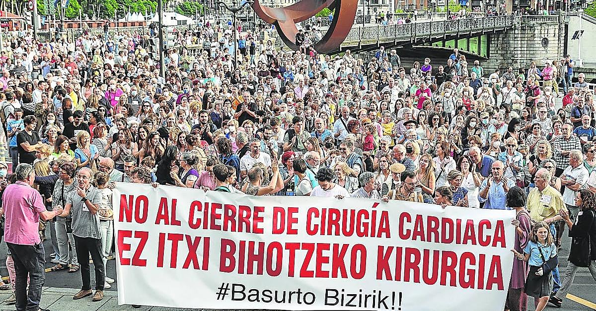 Cientos de personas se manifestaron en junio de 2022 contra el cierre del servicio de Cirugía Cardiaca del hospital de Basurto.