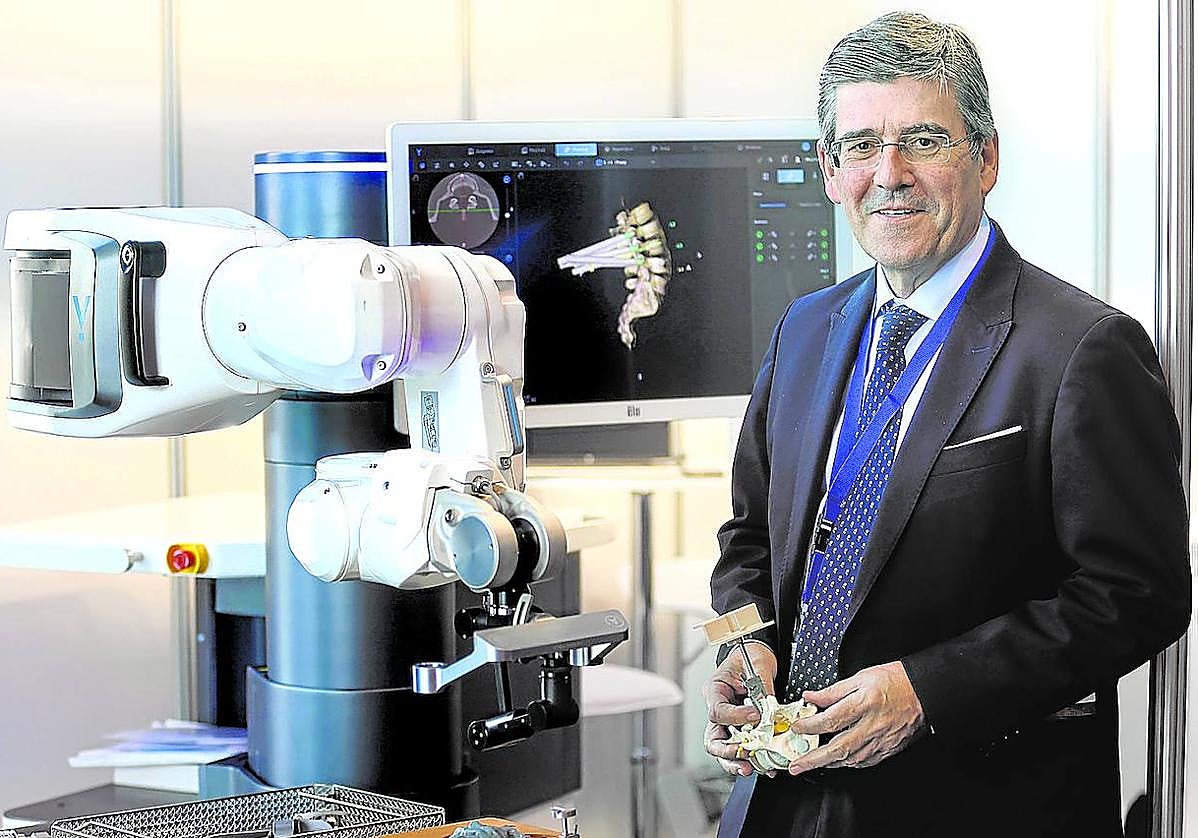 El jefe de Neurocirugía de Cruces, Iñigo Pomposo, presenta en el congreso 'Neuro-raquis' el robot quirúrgico Alaya, hecho en Euskadi