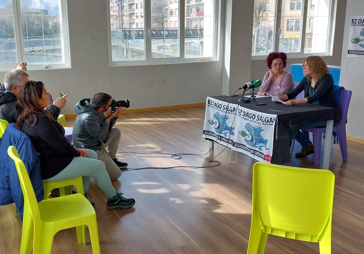 Integrantes de la plataforma Guggenheim Urdaibai Stop durante la rueda de prensa ofrecida, la mañana del martes, en el edificio Astra de Gernika.