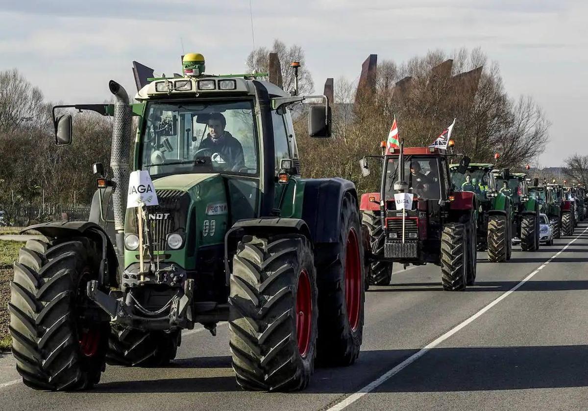 Tractores circulan por la carretera de Zurbano.