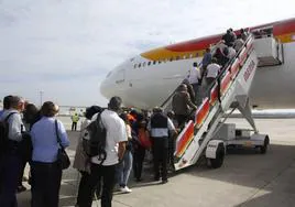 Pasajeros suben al avión que en octubre de 2014 voló entre Vitoria y Nueva York.