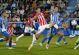 Los vitorianos Mikel Vesga y Ander Guevara pelean por la pelota en el Alavés-Athletic.