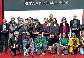 Etxanobe, junto a los galardonados en la decimonovena edición de los premios Bizkaia Kirolak Sariak.