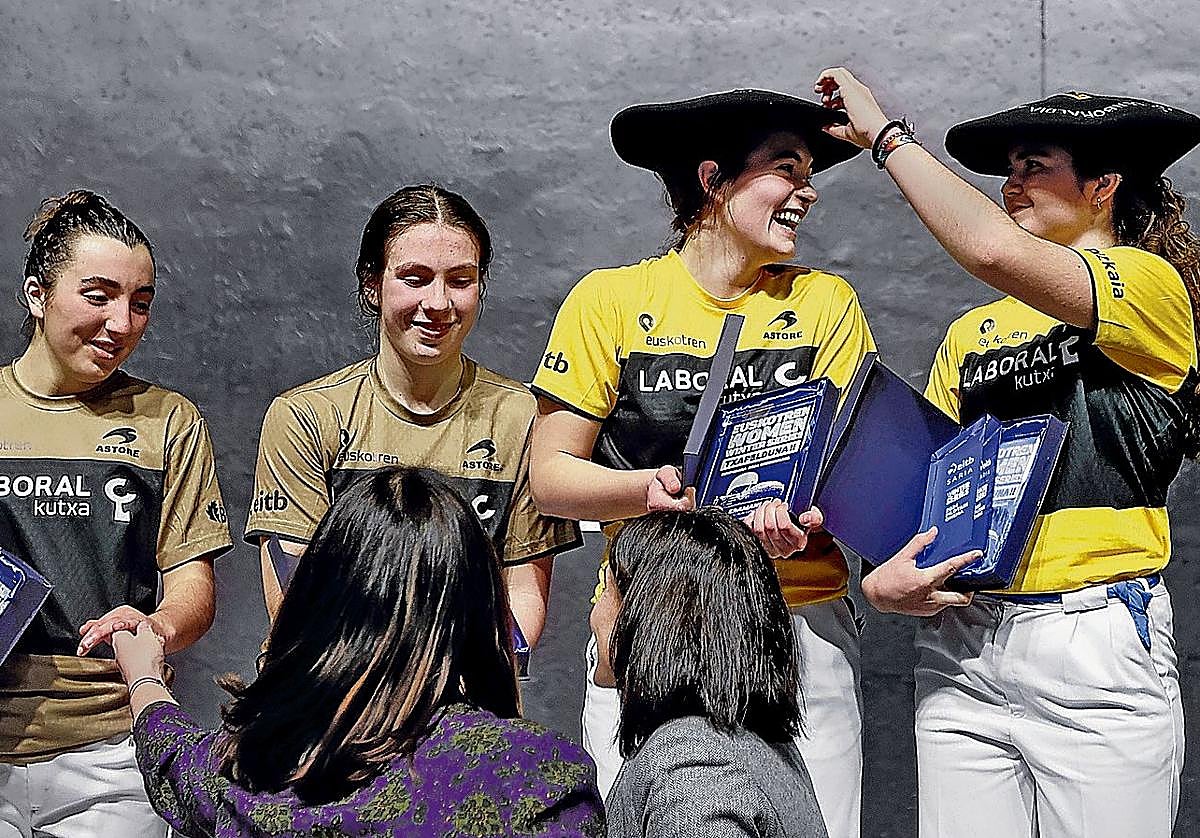 Erika coloca la txapela a Maialen, durante la ceremonia de entrega de premios del Winter femenino disputado en Durango.