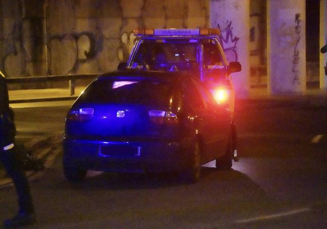 La grúa se lleva el coche en la Avenida del Zadorra.