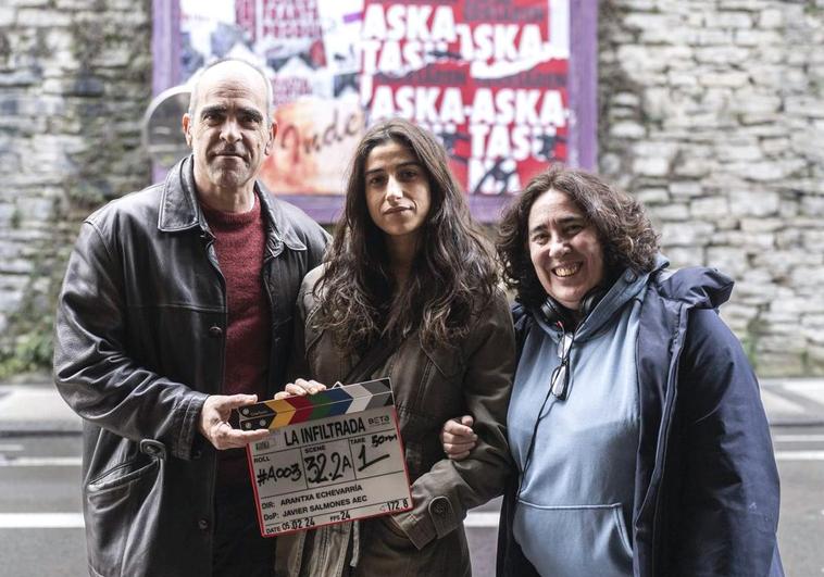 Arantxa Echevarría junto a los actores protagonistas de 'La infiltrada', Carolina Yuste y Luis Tosar.
