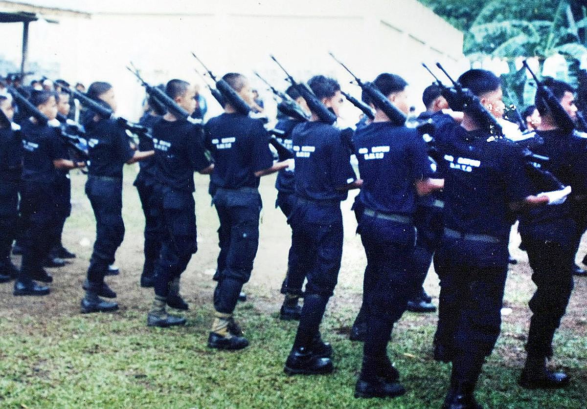 Imagen de archivo de una instrucción militar a niños en Filipinas.