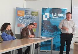 Gorka Aguirre, de pie, portavoz de Laudiogroup, en la presentación de la comunidad energética industrial.