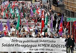 Una manifestación que salió desde el Ayuntamiento recorrió las calles de Bilbao a mediodía hasta la sede del Gobierno vasco.