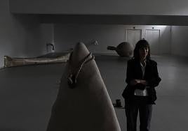 Julia Spínola junto a la obra 'Silex Margiela', adquirida por Artium.