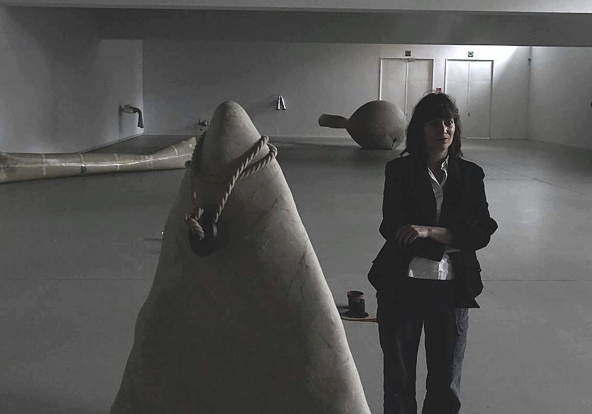 Julia Spínola junto a la obra 'Silex Margiela', adquirida por Artium.